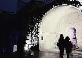 La Cueva de Salamanca en una visita nocturna.