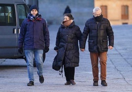 Tres salmantinos pasean por el centro de la ciudad en un día de frío.