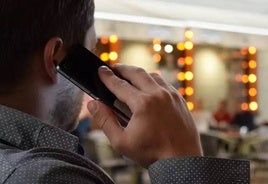 Un hombre habla por teléfono con su móvil.