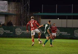 Rabadán controla un balón ante la presión de Ferreiro.