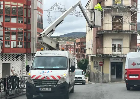 Imagen secundaria 1 - Distintos puntos de Béjar con adornos navideños.