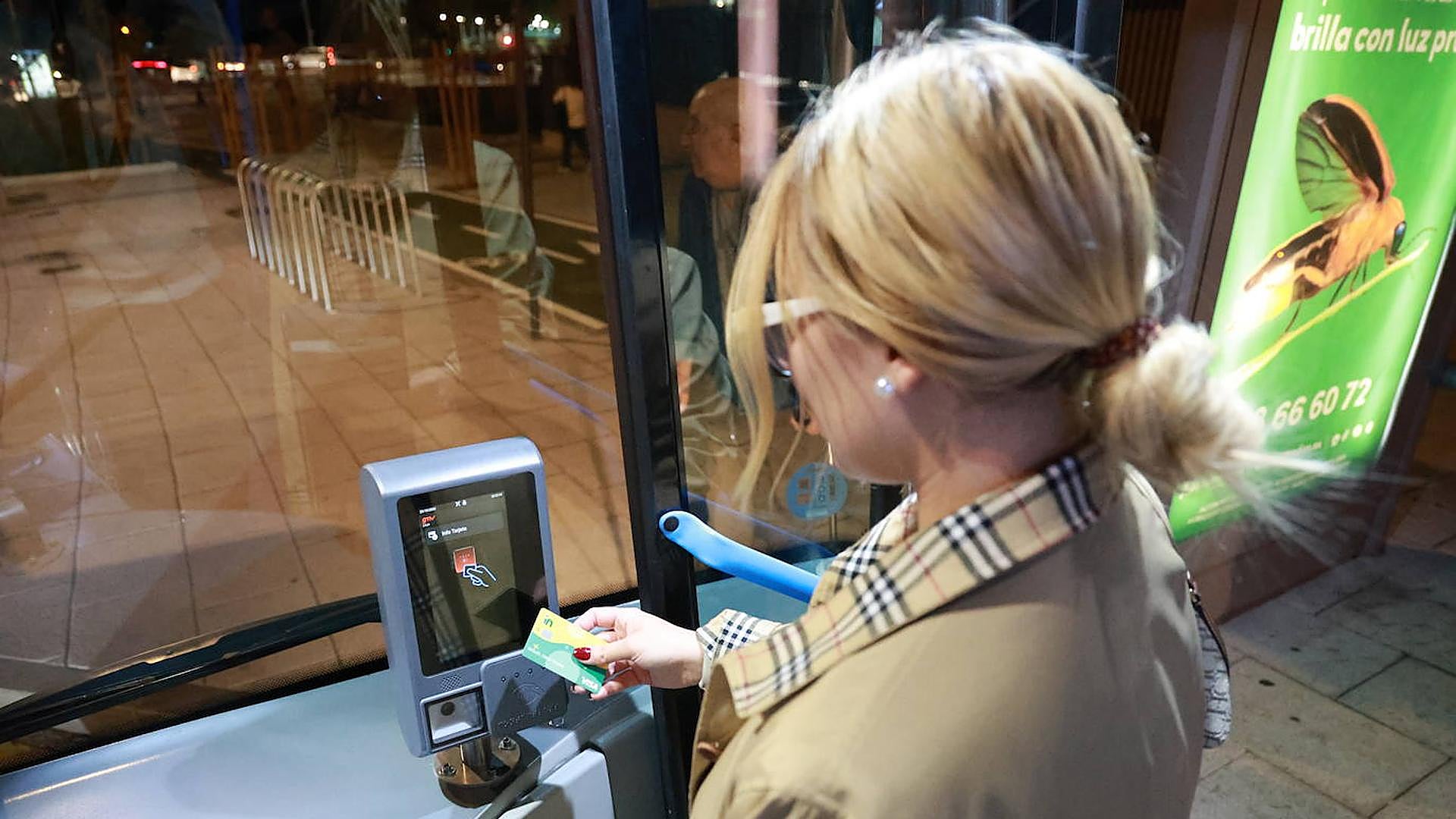 簡単なジェスチャーでクレジット カードでバス料金を支払うことができます
