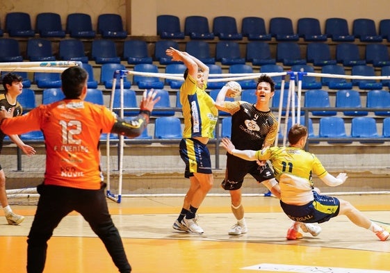 Fer Abajo intenta lanzar a la portería rival en el partido frente al Caja Rural Zamora.