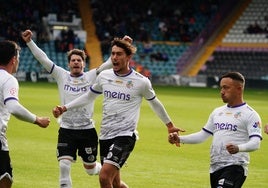 Amaro, Curro y Juancho acuden a abrazar a Murua tras anotar el primer tanto del Salamanca UDS en el choque de este sábado.