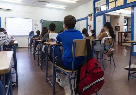 Varios alumnos en clase.