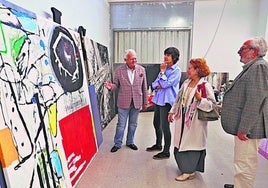 Fernando Fernández de Trocóniz, María Jesús Díez, Fernando Población y Adora Calvo, miembros del jurado, en el momento de la selección de las obras.