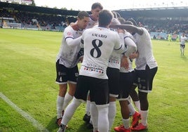 Los jugadores del Salamanca UDS celebran el tanto.