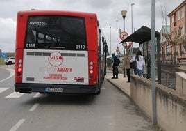 Varios viajeros suben a un autobús de Villamayor.