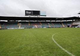 Aspecto del césped del Helmántico tras concluir el derbi juvenil de este domingo