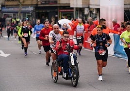 La 'marea roja' de Aviva inunda de empatía y solidaridad las calles de Salamanca