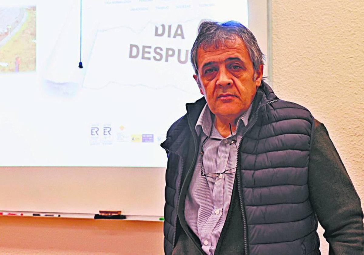 Cándido García en el aula de Autoescuelas El Pilar en el que imparte la formación.