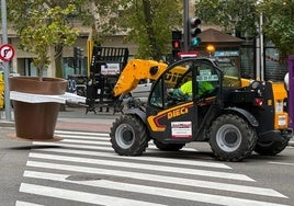 Operarios transportando los maceteros a su nueva ubicación