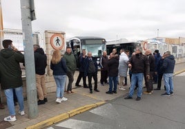 Trabajadores en huelga ante el polígono de Los Montalvos.