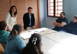 La concejala Miryam Rodríguez y el psicólogo Hilario Garrudo en la presentación del programa en el CEAS de Pizarrales.