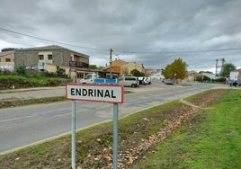 Acceso a Endrinal por la carretera de Guijuelo.