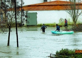 Una lancha acude a la zona de «El Paraje», en Ciudad Rodrigo, en 2006 tras el desbordamiento del Águeda.