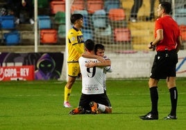 Cristeto y Maikel se abrazan emocionados al finalizar el choque de este miércoles ante el Alcorcón.