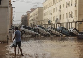 Vehículos destrozados tras el paso de la DANA por el barrio de La Torre de Valencia.