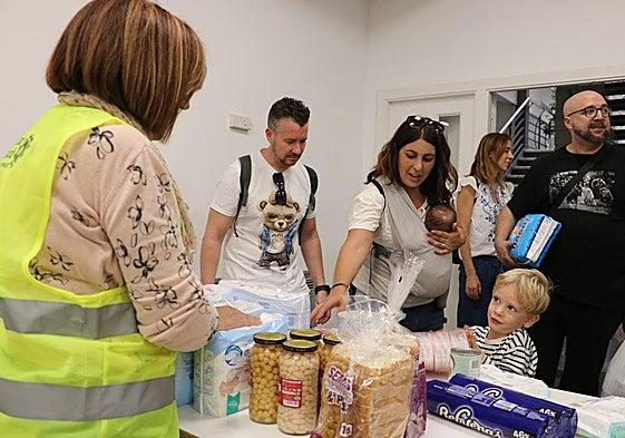 Varios voluntarios entregan alimentos para los afectados por la DANA.