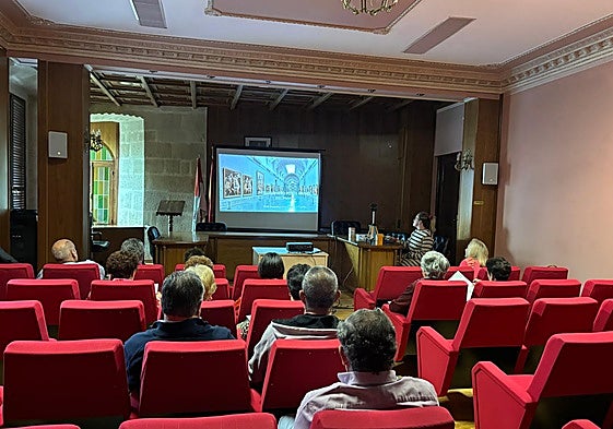 La sesión de estreno de la Universidad de la Experiencia en Alba de Tormes.