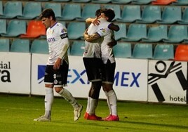 Souley abraza con fuerza a Caramelo tras anotar el gol del triunfo frente a la AD Alcorcón.