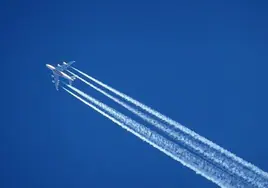 Un avión deja una estela a su paso.