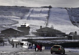 Imagen de La Covatilla con nieve y los cañones encendidos en una temporada pasada.