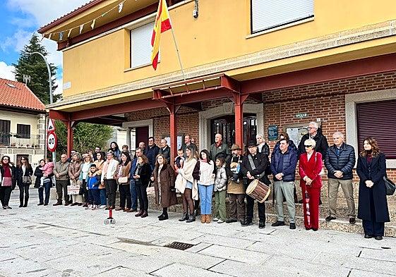 Imagen de autoridades y vecinos en el minuto de silencio de Sorihuela