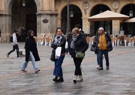 Mujeres paseando por la Plaza Mayor.