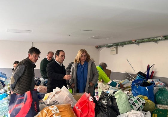 La vicealdaldesa de Madrid, Inma Sanz, junto al delegado de Urbanismo, Medio Ambiente y Movilidad, Borja Carabante, en uno de los puntos de recogida de material habilitados en Madrid para colaborar con los afectados por la DANA.