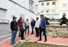 La directiva realizó con el alcalde y el concejal un paseo para conocer las mejoras que están pendientes después de seis años.