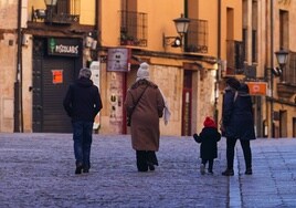 Una familia pasea por las calles de Salamanca.