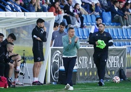 Dani Llácer aplaude a su equipo desde el área técnica de Unionistas.