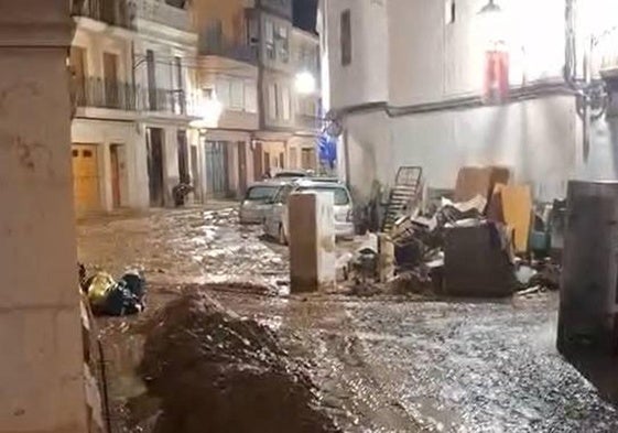 Imagen de una de las calles de Paiporta en la madrugada de este domingo, 3 de noviembre.