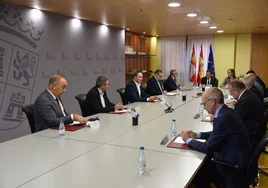 Momento de la reunión mantenida entre los presidentes de la diputaciones provinciales y el consejero de la Presidencia.