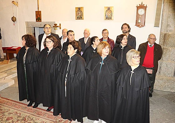 La asociación de mujeres recibió la capa el año pasado como mayordomas del santo.