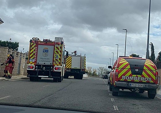 Bomberos de la Diputación de Salamanca en la urbanización Albahonda IV.