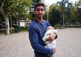 Álvaro Gómez con el pequeño Marco en brazos.