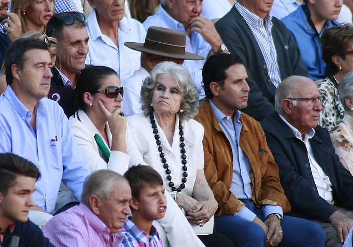 Pilar Majeroni, en el centro de la imagen, en el tendido de La Glorieta junto a su hija María José y su yerno Fernando de Patrocinio.