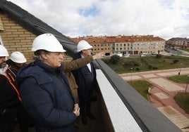 Última visita oficial del alcalde, Carlos García Carbayo, y del concejal de Fomento, Fernando Carabias, al edificio de promoción pública.