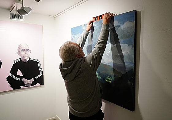 Momento del montaje en La Salina de la exposición del XXVII Certamen «Jóvenes Pintores» de Fundación GACETA
