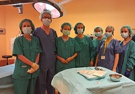 Equipo de Urología del Hospital de Salamanca, en los quirófanos de Ciudad Rodrigo.