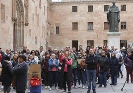 Imagen de varios turistas en el Patio de Escuelas.