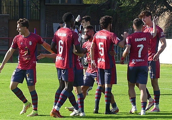 El Real Ávila celebra un tanto este curso.