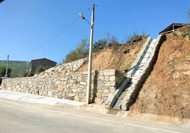 Imagen del muro y el nuevo drenaje en el acceso a Santibáñez de la Sierra desde la SA-205.