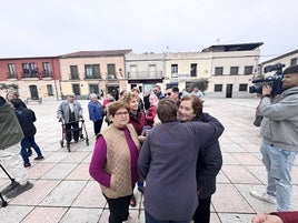 Familiares de Paquita reciben el cariño de sus vecinos.