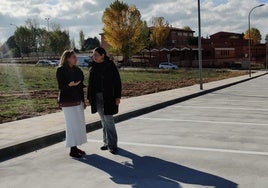 Marta Labrador y Silvia Hernández en el nuevo aparcamiento.