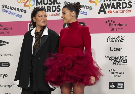 Las influencers, Dulceida y Alba Paul, posan a su llegada a la gala de premios musicales Los40 Music Awards.