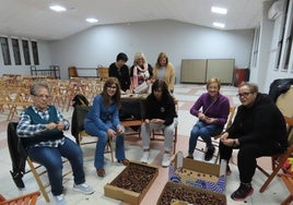 La alcaldesa, Carmen Gómez, junto a voluntarias preparan las castañas