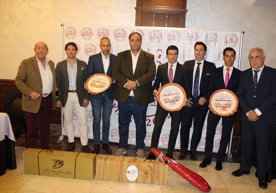 Los triunfadores con los premios de Guijuelo.